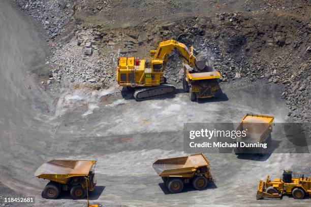 gold mine - construction equipment stockfoto's en -beelden