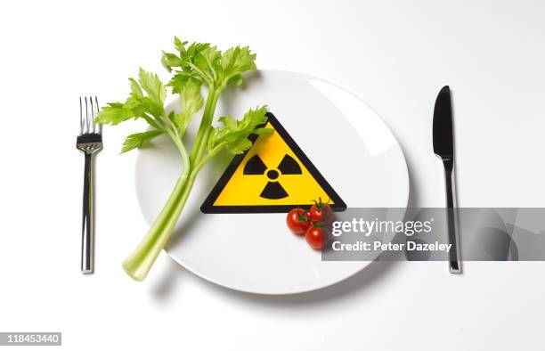 radioactive food on plate - toxin stockfoto's en -beelden