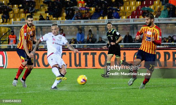 Radja Nainggolan of Cagliari scores the second goal during the Serie A match between US Lecce and Cagliari Calcio at Stadio Via del Mare on November...