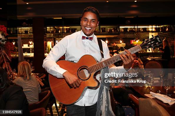 Colinn Ritches Singer Colin Rich during the Titanic Hotel and DKMS Life Christmas ...