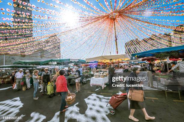 día del mercado, place de la clautre, perigueux, francia - périgueux fotografías e imágenes de stock