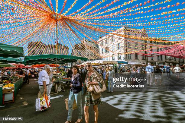 día del mercado, place de la clautre, perigueux, francia - périgueux fotografías e imágenes de stock