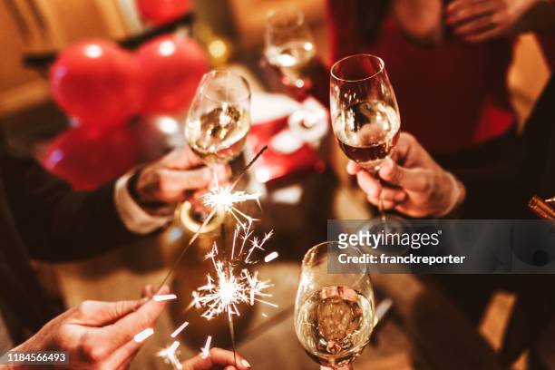 neujahrsfeier mit champagner - champagne toast stock-fotos und bilder