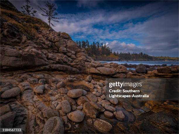 cresswell's bay at low tide on norfolk island, south pacific. - cresswell stock pictures, royalty-free photos & images