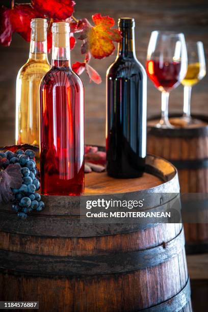 weinflasche und glas auf weicheiche fass - red and white wine glasses stock-fotos und bilder