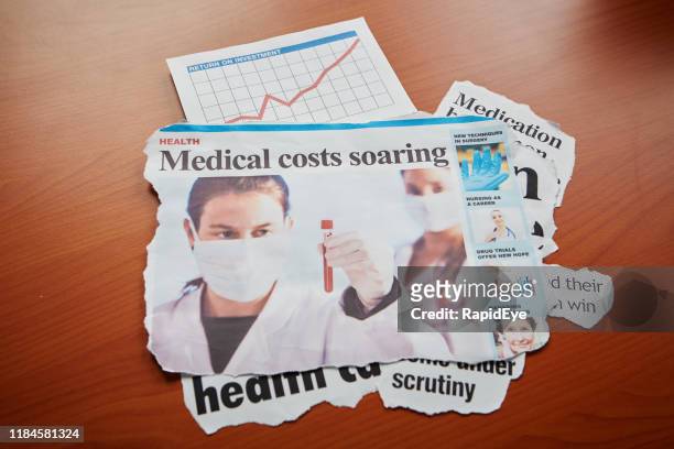cientistas examinam amostras de sangue a manchete custos médicos subindo - artigo da imprensa - fotografias e filmes do acervo