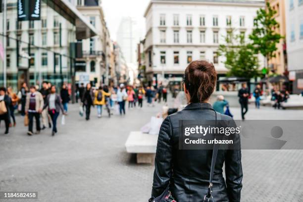 frau erkundet brüssel - region brüssel hauptstadt stock-fotos und bilder
