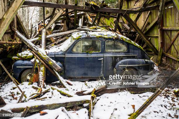 abandoned car - car crash wall stock pictures, royalty-free photos & images