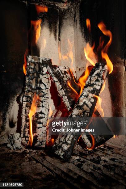 burning logs - wood burning stove stock-fotos und bilder