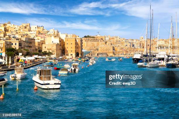malta - mittelmeer-reiseziel, blick auf isla, grand harbor und valletta - insel malta stock-fotos und bilder