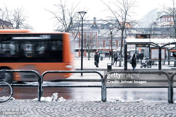 winter city - 通過する ストックフォトと画像