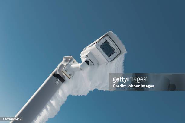 security camera covered with snow - indagini di clima foto e immagini stock