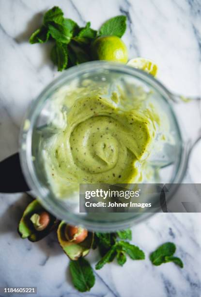 avocado smoothie - avocado smoothie stock-fotos und bilder