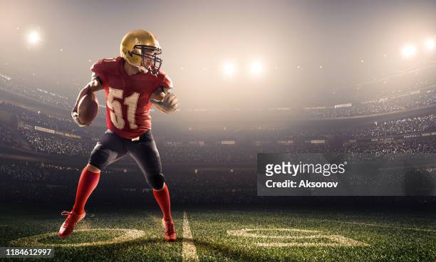 american football speler in actie - quarterback stockfoto's en -beelden