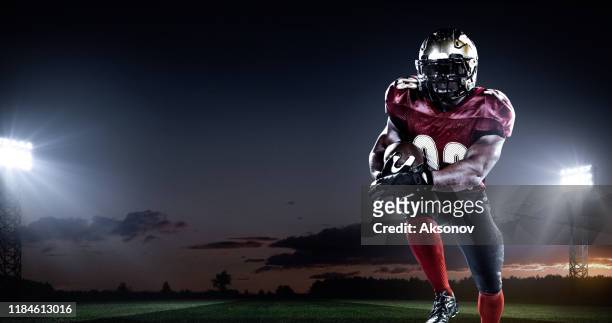 futbolista americano en acción - american football stadium background fotografías e im�ágenes de stock