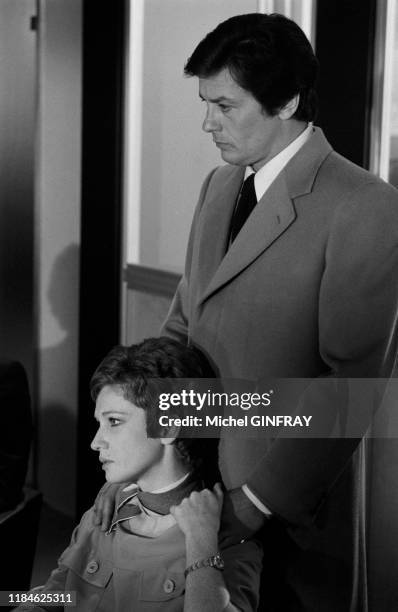 Alain Delon et Carla Gravina lors du tournage du film 'Comme un boomerang' réalisé par José Giovanni à Nice en mai 1976, France.