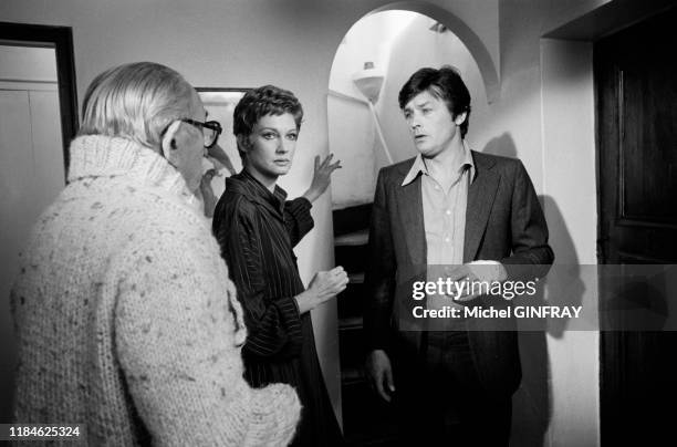 Charles Vanel, Alain Delon et Carla Gravina lors du tournage du film 'Comme un boomerang' réalisé par José Giovanni à Nice en mai 1976, France.