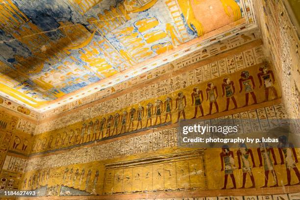 inside the tombs of the pharaohs - valley of the kings, egypt - valle de los reyes fotografías e imágenes de stock