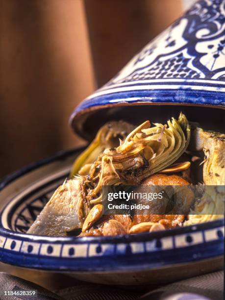 nahaufnahme von marokkanischen tajine mit huhn, artischocke und nüssen. - arabic food stock-fotos und bilder