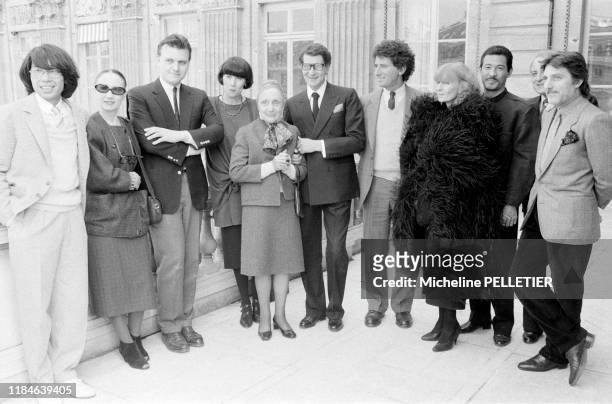 Jack Lang reçoit les créateurs de mode au ministère de la culture à Paris le 21 mars 1984, France.