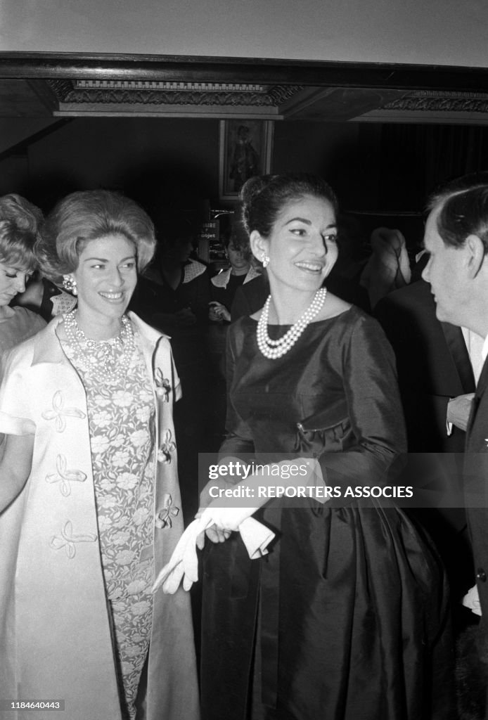 Maria Callas et Marie-Hélène de Rothschild lors d'un gala au Lido de ...