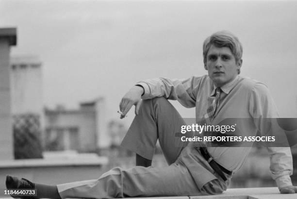 Le chanteur français Christophe chez lui à Paris le 19 novembre 1963, France.