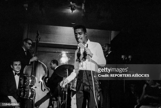 Sammy Davis Jr lors d'un show sur la scène de l'Olympia de Paris le 19 mars 1964, France.