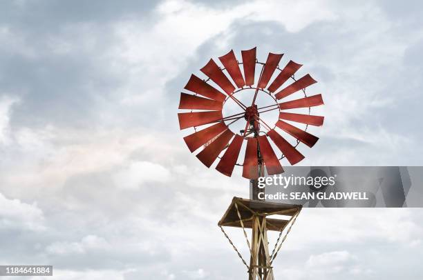 red farm windmill - outback windmill bildbanksfoton och bilder