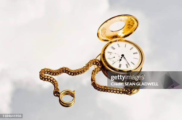 pocket watch and chain - reloj antiguo fotografías e imágenes de stock