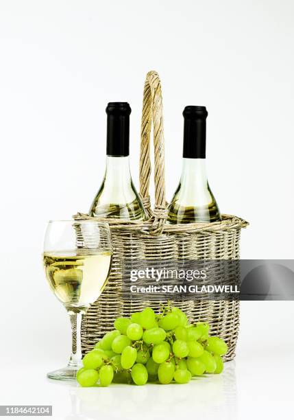 white wine and basket - chardonnay grape 個照片及圖片檔