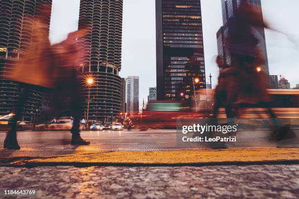crossing street en el centro de chicago, ee. uu. - chicago rush hour fotografías e imágenes de stock