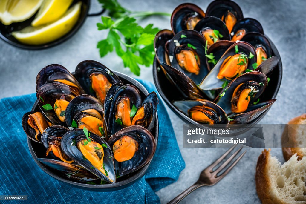 Mexilhões cozinhados no fundo azul