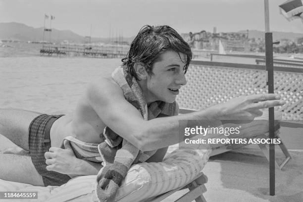 Le chanteur français Hervé Vilard sur une plage lors du Festival de Cannes le 12 mai 1966, France.