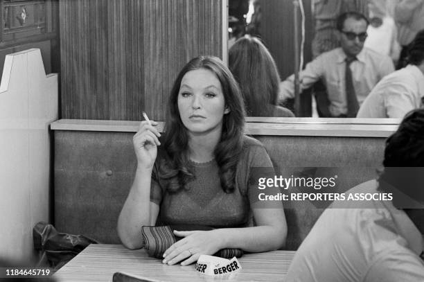 Marina Vlady lors du tournage du film 'Deux ou trois choses que je sais d'elle' réalisé par Jean-Luc Godard le 2 aout 1966, France.
