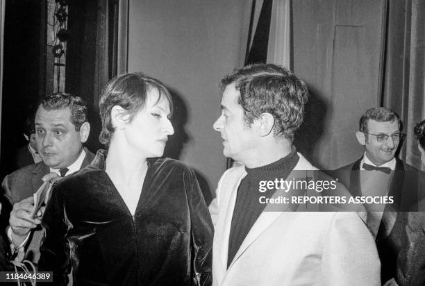 Barbara et Serge Reggiani dans les coulisses de Bobino à Paris le 11 décembre 1966, France.