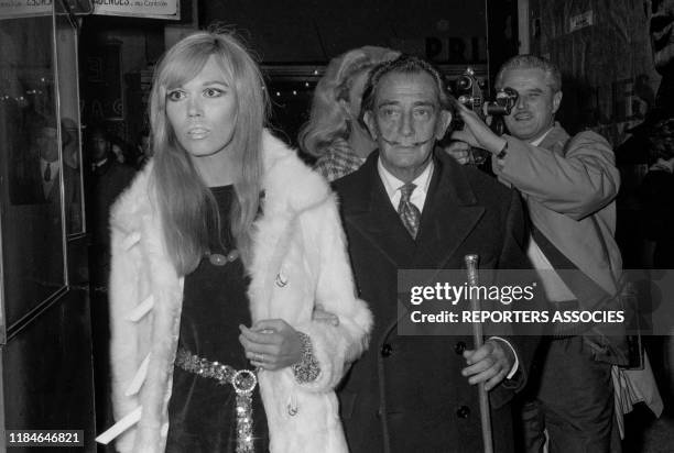 Salvador Dali et Amanda Lear lors de la 1ère de Hugues Aufray à Bobino à Paris le 18 novembre 1967, France.