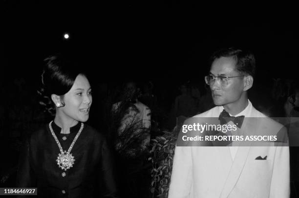 Le Roi Bhumibol Adulyadej et la Reine Sirikit Kitiyakara de Thaïlande à Bangkok le 22 janvier 1968.