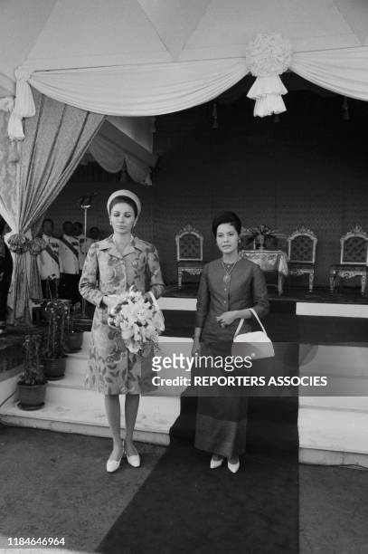 Impératrice Farah Diba Pahlavi et la Reine Sirikit Kitiyakara de Thaïlande lors d'une cérémonie à Bangkok le 22 janvier 1968.