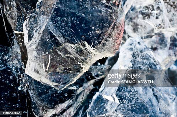 chunks of ice - 氷　塊 ストックフォトと画像