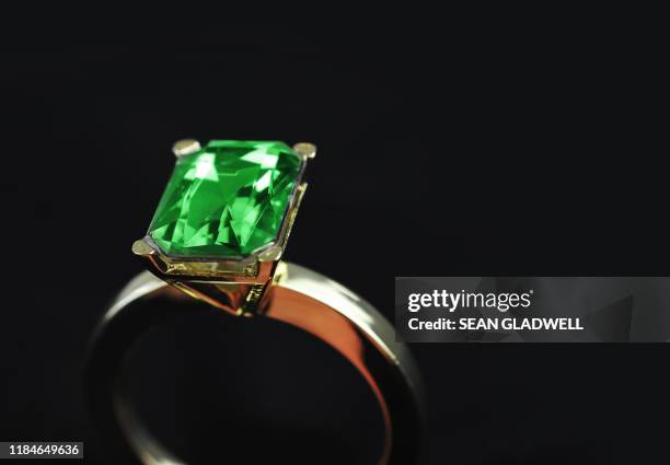 emerald ring - smaragd stockfoto's en -beelden