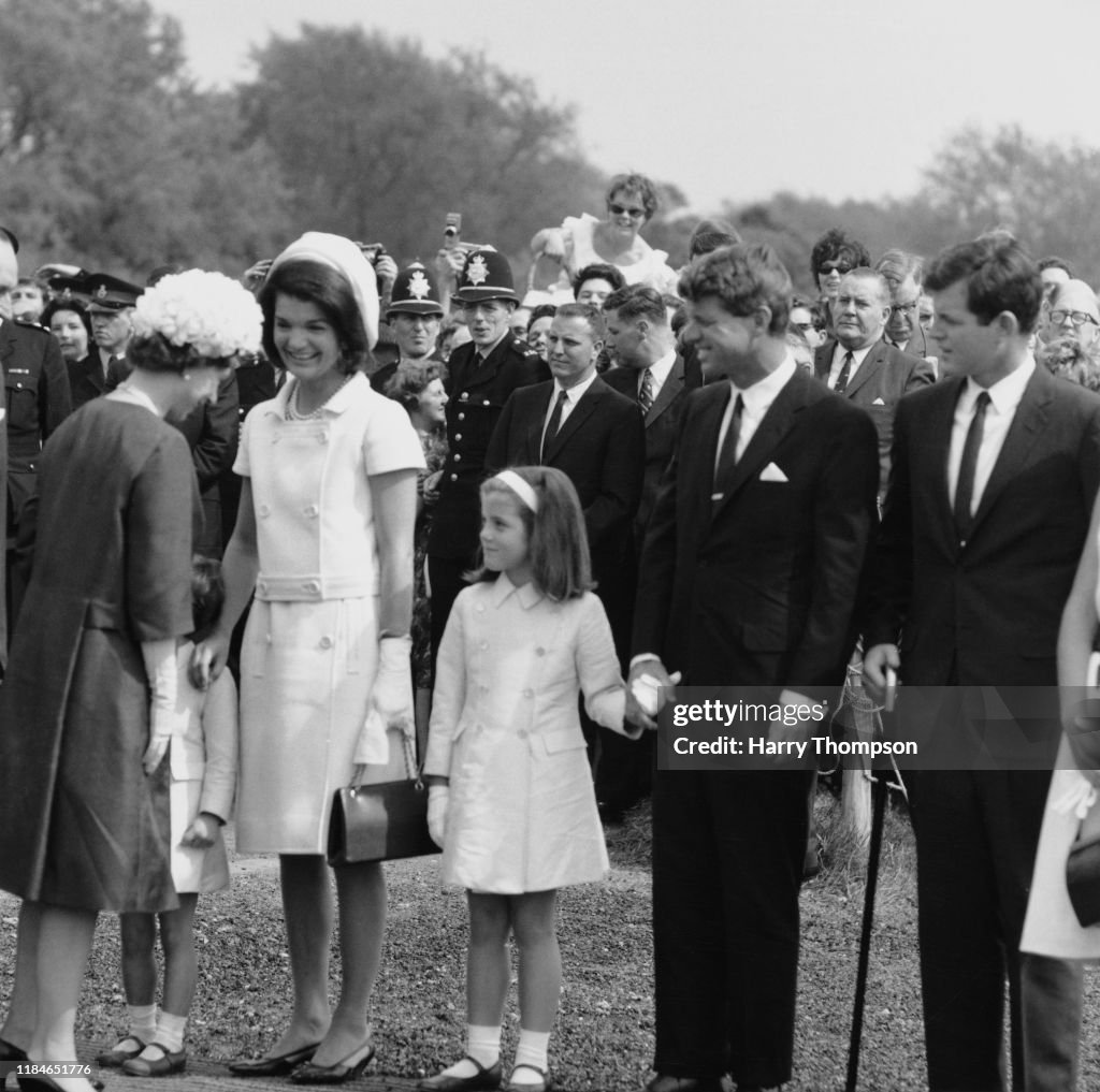 Queen Elizabeth II meets Jackie Kennedy, the widow of US President ...