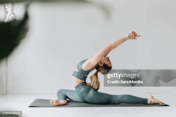 woman practising yoga in studio - yoga studio - fotografias e filmes do acervo