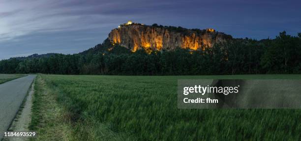 mornas castle (provence-alpes-côte d’azur, france) - region provence alpes côte dazur stock-fotos und bilder