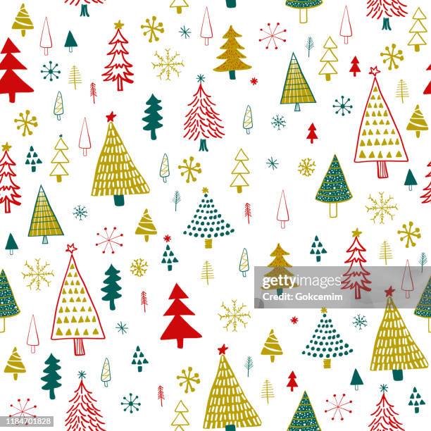 stockillustraties, clipart, cartoons en iconen met hand getekende kerst/vakantie bomen patroon. goud, groen, rode kerstbomen, naadloze patroon. achtergrond van het forest. kinderachtige textuur voor stof, textiel. - christmas paper