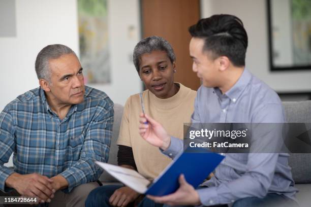 ein älteres afroamerikanisches paar treffen mit ihrem berater stockfoto - african american woman with money stock-fotos und bilder