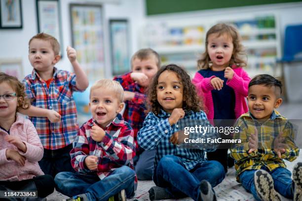 multi-ethnic preschool sing-along zeit stockfoto - child singing stock-fotos und bilder