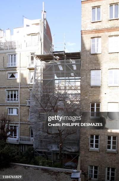 Vue prise le 27 février 2004 à Paris, d'une partie de la façade d'une maison située square Jasmin, non classée aux monuments historiques et créée par...