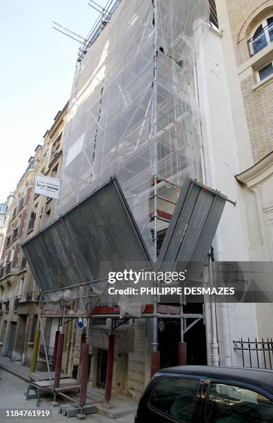 Vue prise le 27 février 2004 à Paris, d'une partie de la façade d'une maison située square Jasmin, non classée aux monuments historiques et créée par...