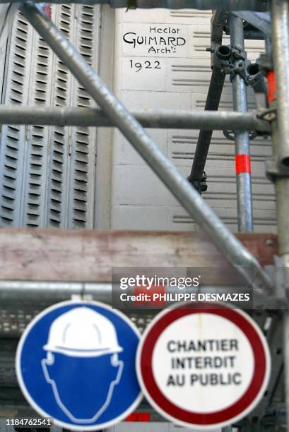 Vue prise le 27 février 2004 à Paris, d'une partie de la façade d'une maison située square Jasmin, non classée aux monuments historiques et créée par...