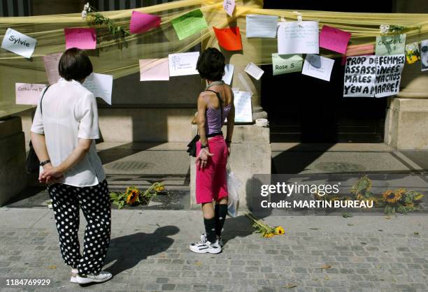 Des personnes lisent les messages qui ont été accrochés en hommage à Marie Trintignant et à toutes les victimes de violence conjugale, le 09 août...